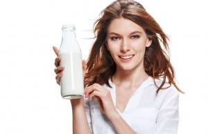 femeie-cu-sticla-de-lapte-651x420
