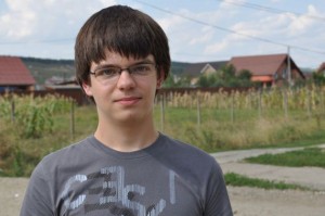 Rares Buhai, elevul din Bistrita care a castigat, anul acesta, doua medalii de aur la concursuri internationale de informatica, una la Olimpiada Internationala Pluridisciplinara Tuymaada din Rusia si alta la Olimpiada Balcanica de Informatica de la Belgrad, pozeaza pentru un portret, miercuri, 22 august 2012. CRISTIANA SABAU / MEDIAFAX FOTO