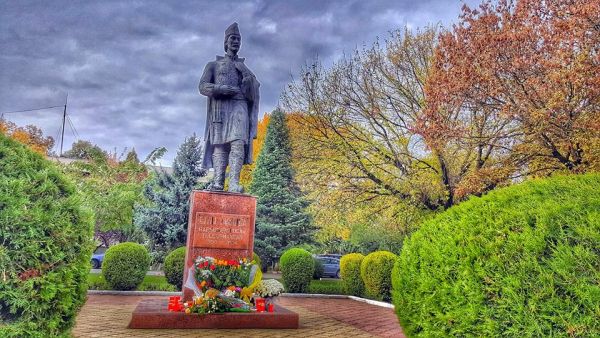statuie-liviu-refacuta
